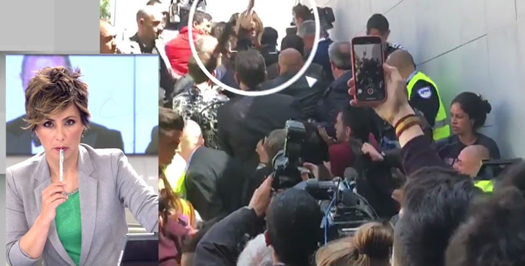 Montaje de una retransmisión televisiva con asistentes a un acto público.