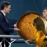 Fotomontaje humorístico de un debate televisivo con una paella en primer plano.
