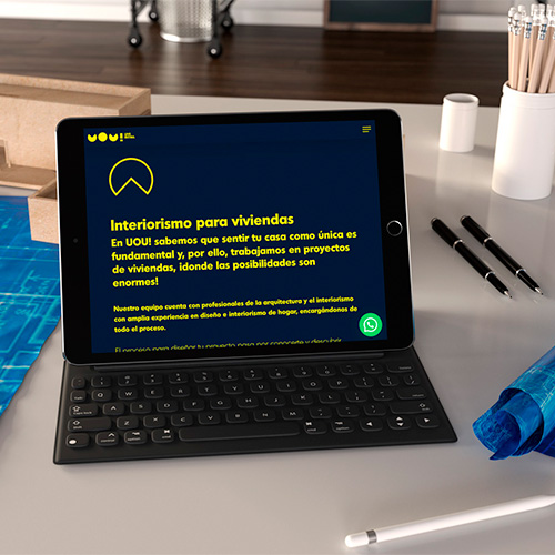 Página de interiorismo para viviendas de UOU visualizada en una tableta.